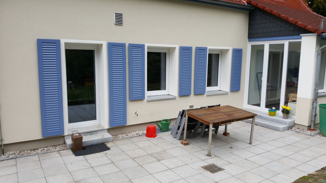 Einbau von Klappläden für Fenster und Balkontür